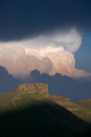 Cumulonimbus-over-Castle