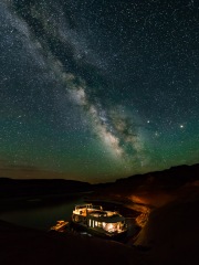 Houseboat-and-Milky-Way