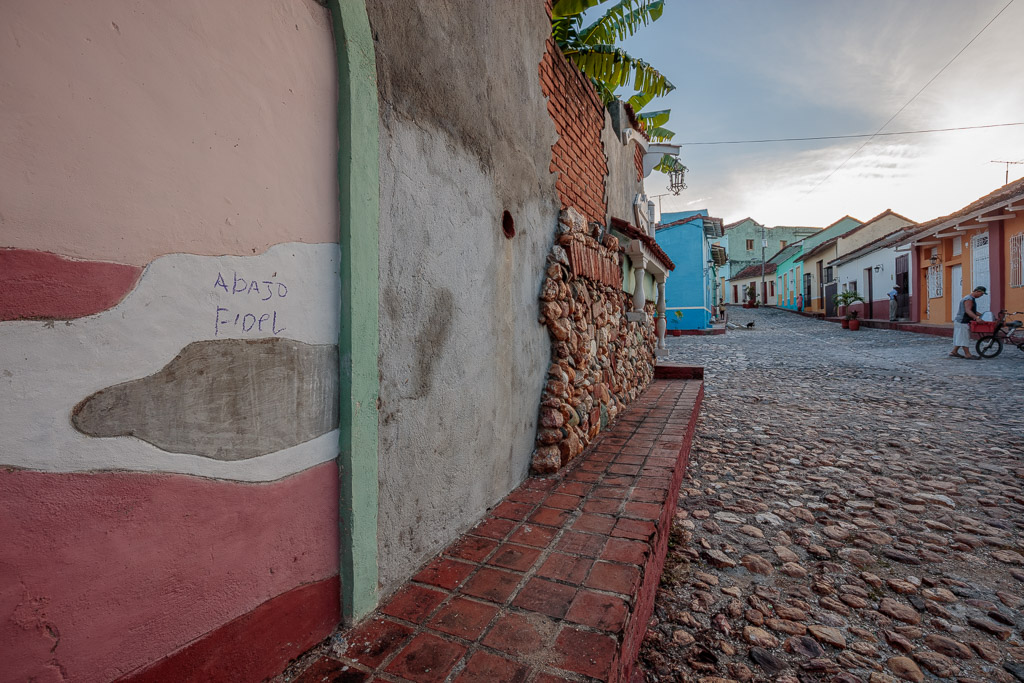 Abajo Fidel graffiti on wall